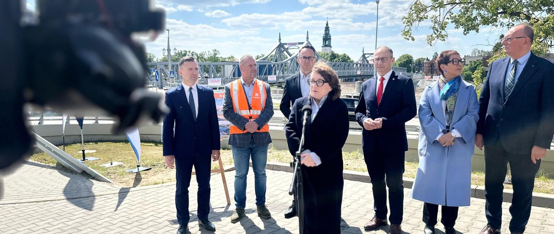 Prezes Wód Polskich Joanna Kopczyńska podczas briefingu prasowego z okazji zakończenia przebudowy mostu drogowego w Krośnie Odrzańskim