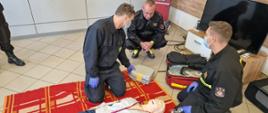 Na zdjęciu strażacy podczas egzaminu kwalifikowanej pierwszej pomocy