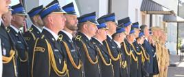 Zdjęcie przedstawia strażaków w umundurowaniu galowym podczas uroczystej zbiórki z okazji obchodów dnia strażaka w Lubaczowie