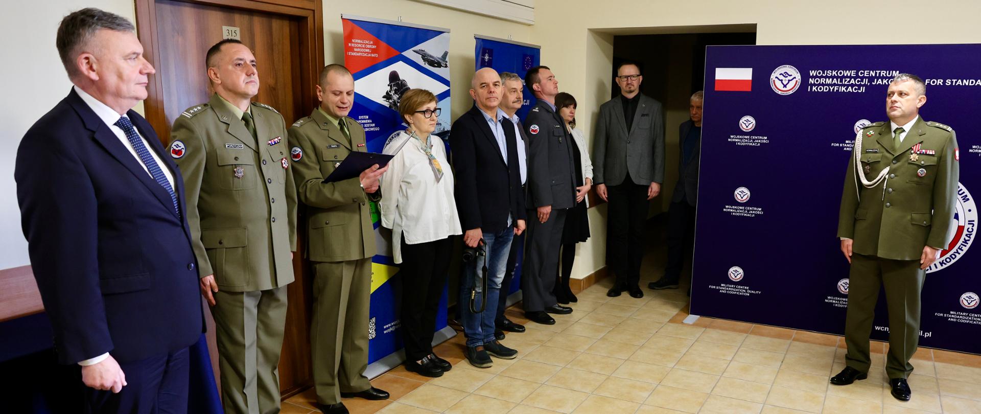 W poniedziałek 19 maja, sekretarz stanu w MON Paweł Bejda dokonał uroczystego wręczenia decyzji, podpisanej przez Wiceprezesa Rady Ministrów - Ministra Obrony Narodowej Władysława Kosiniaka-Kamysza, powołującej pułkownika Roberta Kowalczyka na stanowisko dyrektora Wojskowego Centrum Normalizacji, Jakości i Kodyfikacji (WCNJiK).