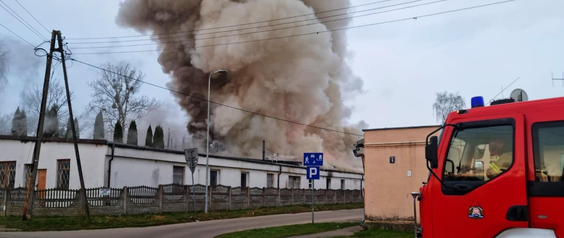 Zdjęcie przedstawia pożar noclegowni dla bezdomnych.