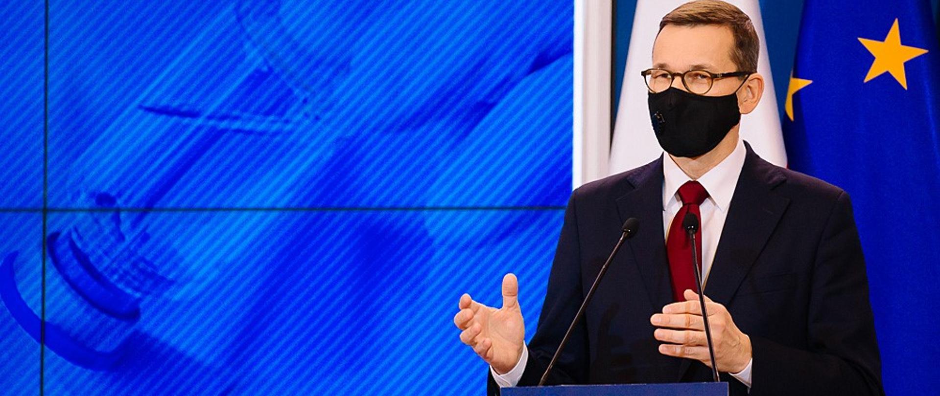 Premier Mateusz Morawiecki podczas konferencji prasowej.