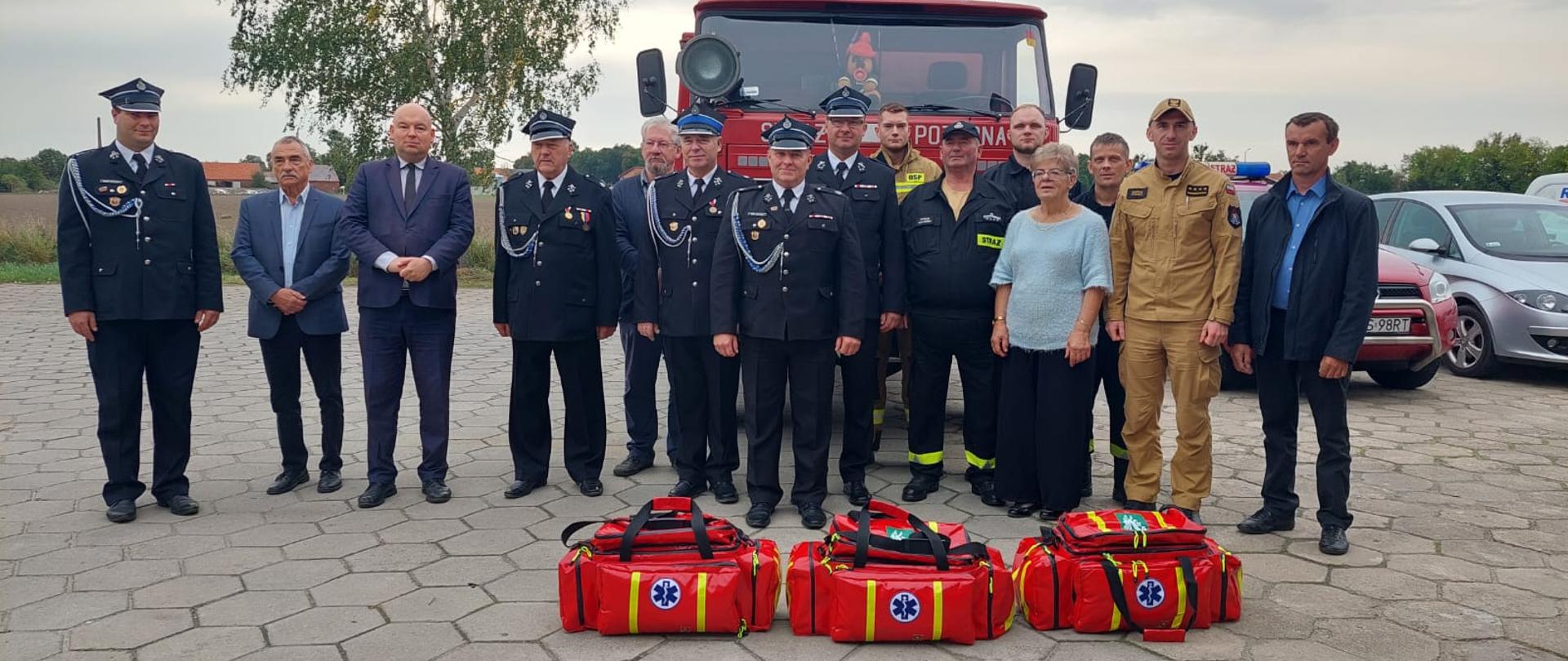 Wspólne zdjęcie podczas wręczenia toreb medycznych.