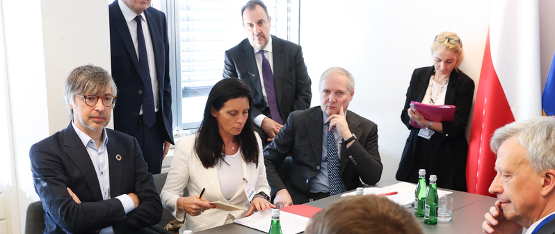 Wiceminister Krzysztof Bolesta podczas posiedzenia Rady UE ds. Środowiska w Luksemburgu, które odbyło się 25 czerwca 2026 r. Źródło zdjęcia: Rada Unii Europejskiej / Consilium (newsroom.consilium.europa.eu). Na zdjęciu wiceminister siedzi przy stole wraz z innymi uczestnikami spotkania.