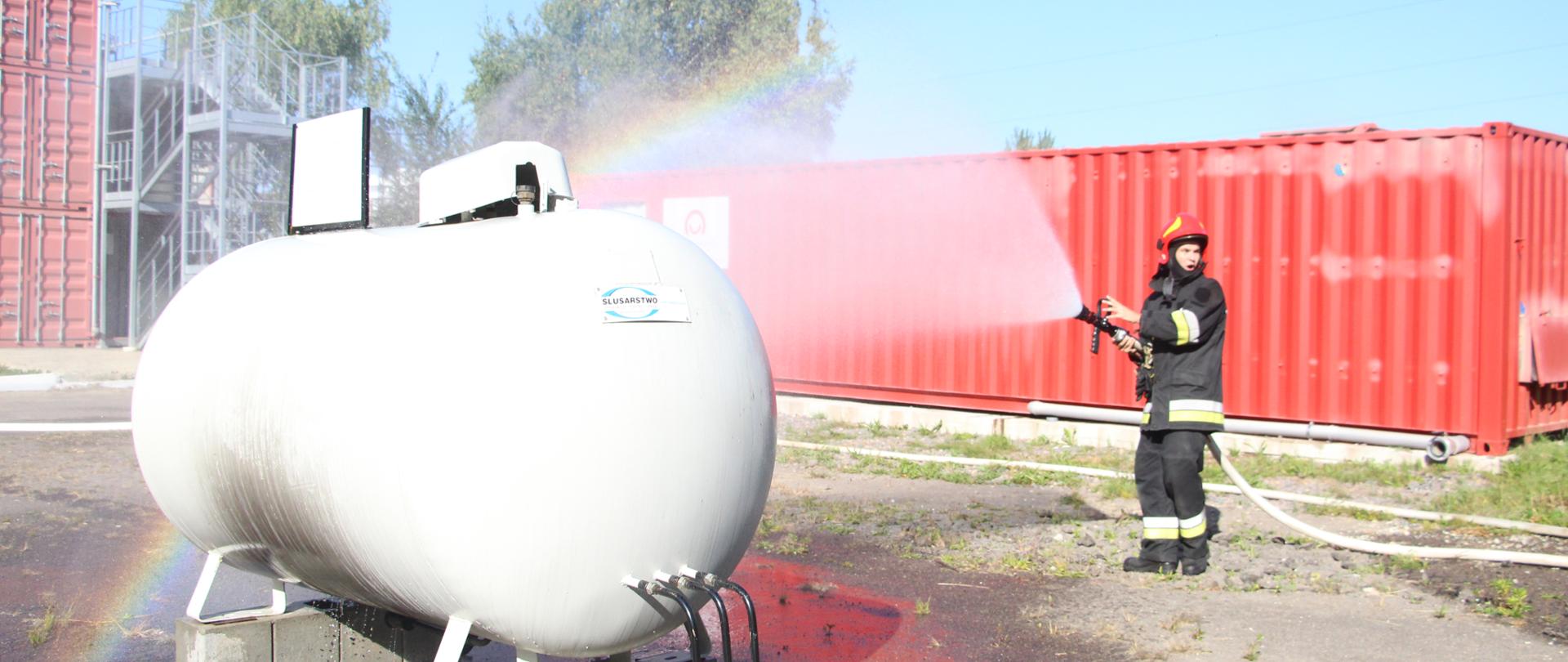 pojemnik polewany z węża strażackiego - ćwiczenia ukraińskich ratowników