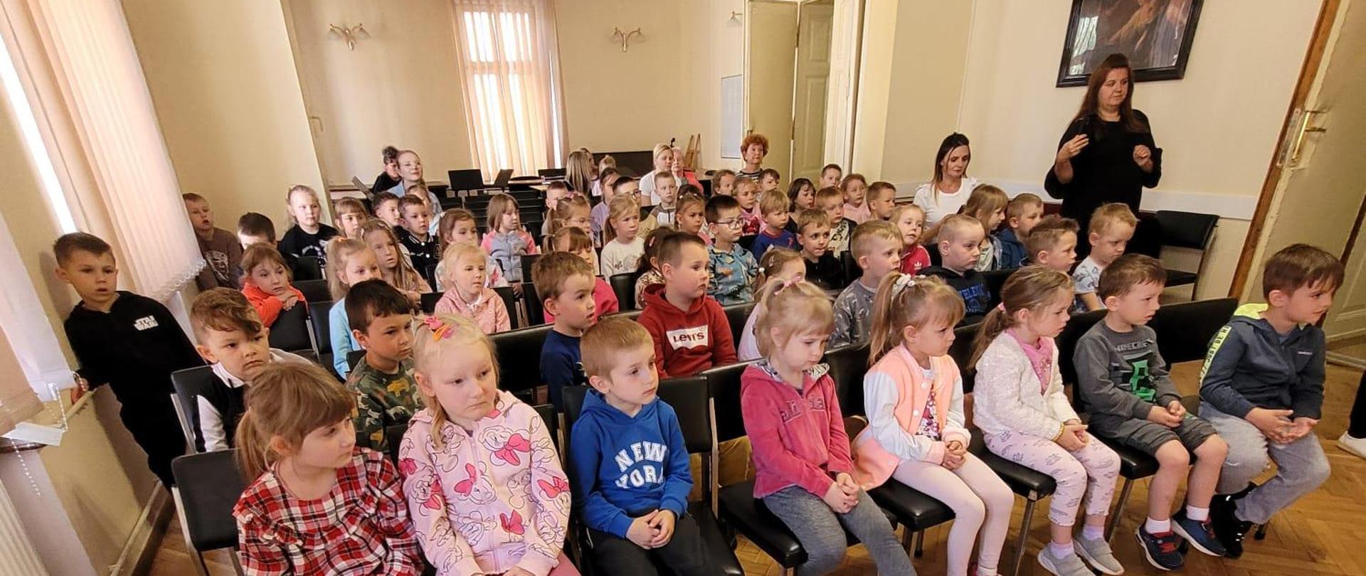 Galeria 15 zdjęć z audycji muzycznych, które odbyły się 13 maja w auli PSM w Kłodzku. Na zdjęciach uczniowie, którzy przyglądają się jak wygląda nauka w szkole muzycznej.