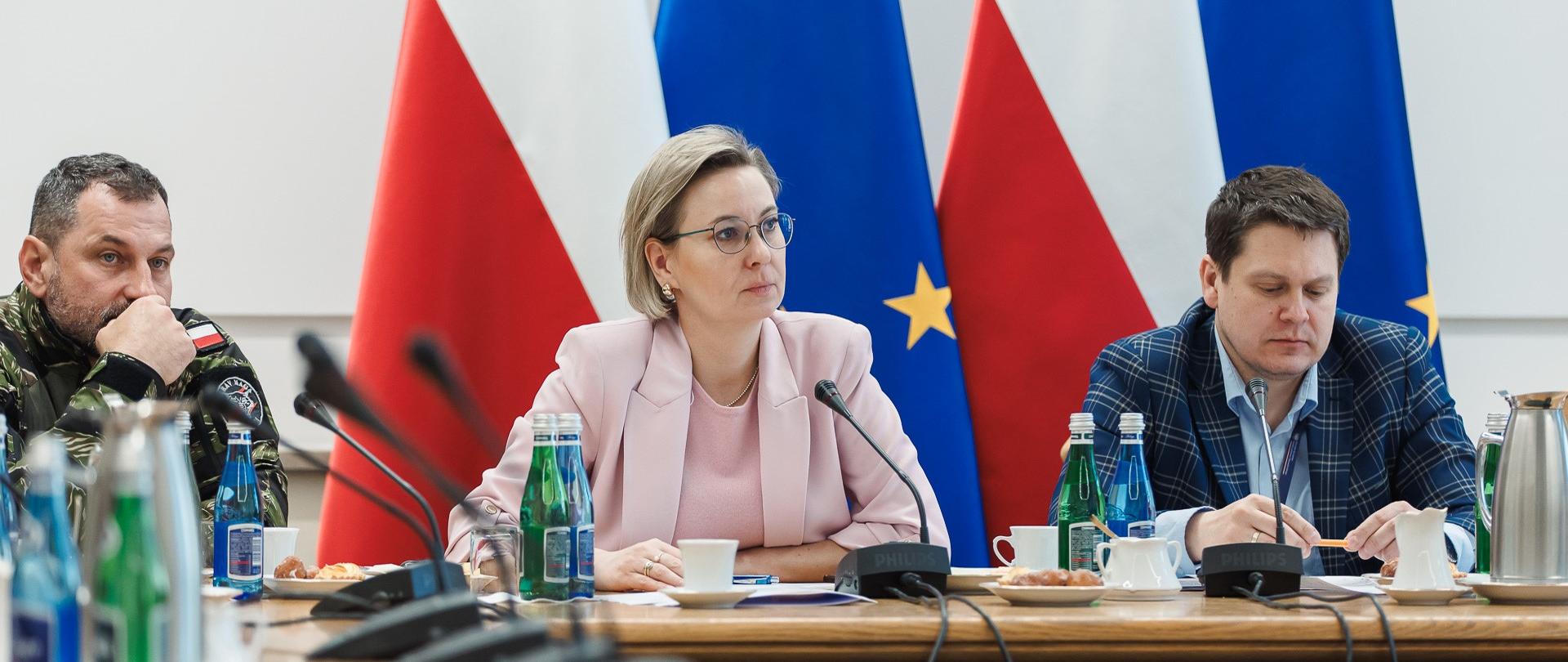 Zdjęcie_przedstawia_spotkanie_Ministry_ds._Społeczeństwa_Obywatelskiego_Adriany_ Porowskiej_z_organizacjami_ratowniczymi_i_proobronnymi_4_kwietnia_2025_roku