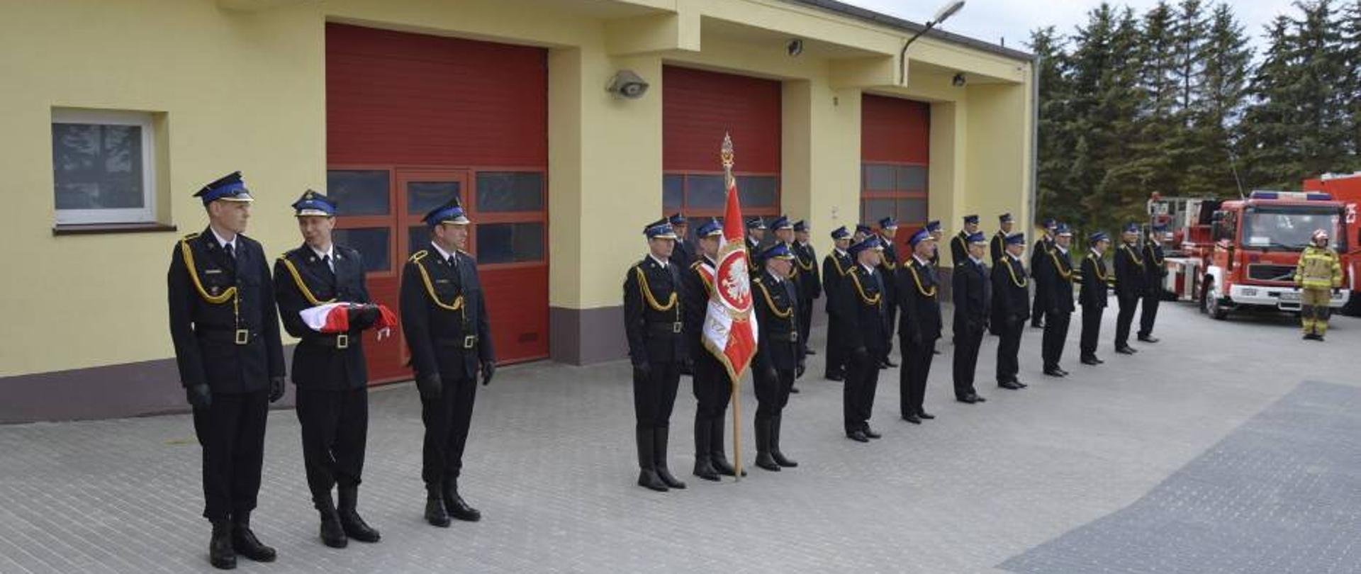 funkcjonariusze ustawieni na uroczystej zbiórce