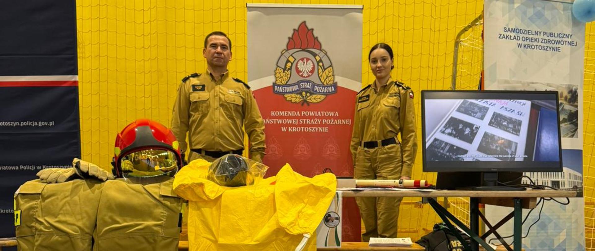 Zdjęcie przedstawia strażaków na stanowisku KP PSP Krotoszyn podczas Targów Pracy.