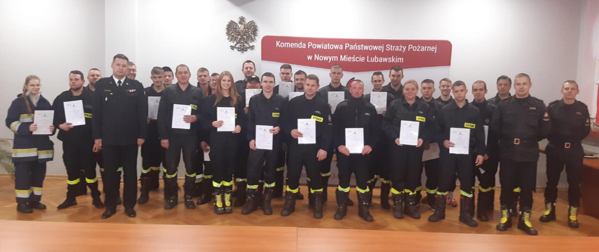 25 strażaków ochotników ukończyło szkolenie podstawowe uzyskując uprawnienia strażaka ratownika