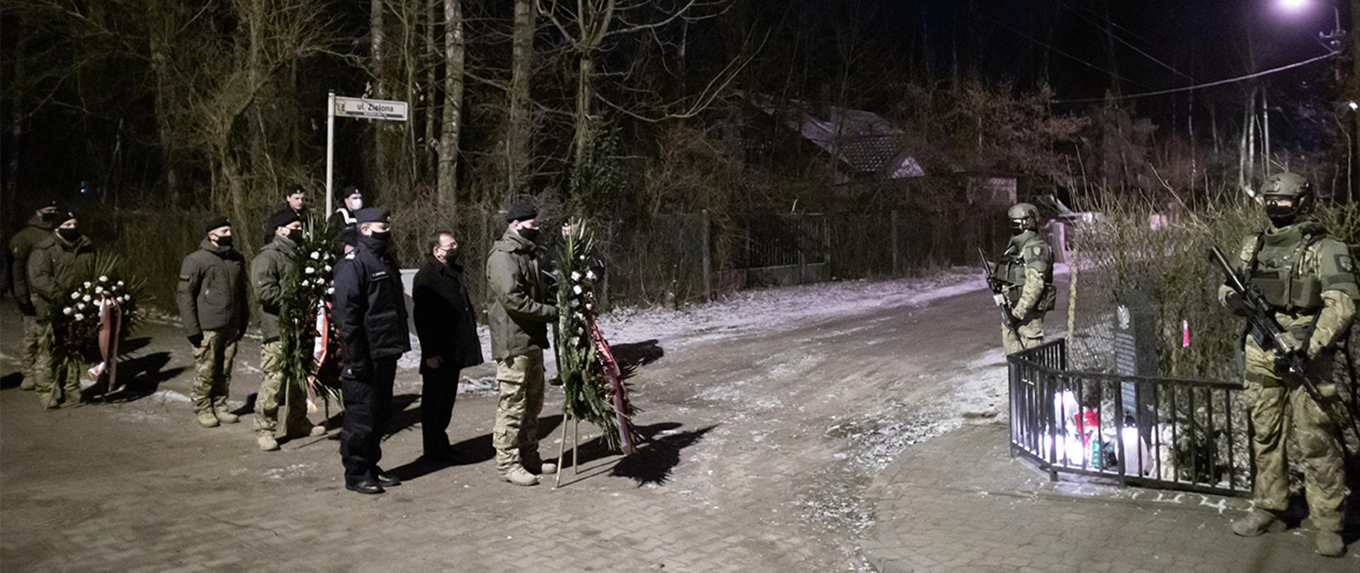 Minister Mariusz Kamiński razem z nadinsp. Pawłem Dobrodziejem, zastępcą Komendanta Głównego Policji oraz insp. Dariuszem Ziębą, dowódcą Centralnego Pododdziału Kontrterrorystycznego Policji „BOA”, złożyli w nocy w Magdalence wieniec pod pomnikiem upamiętniającym poległych policjantów. 