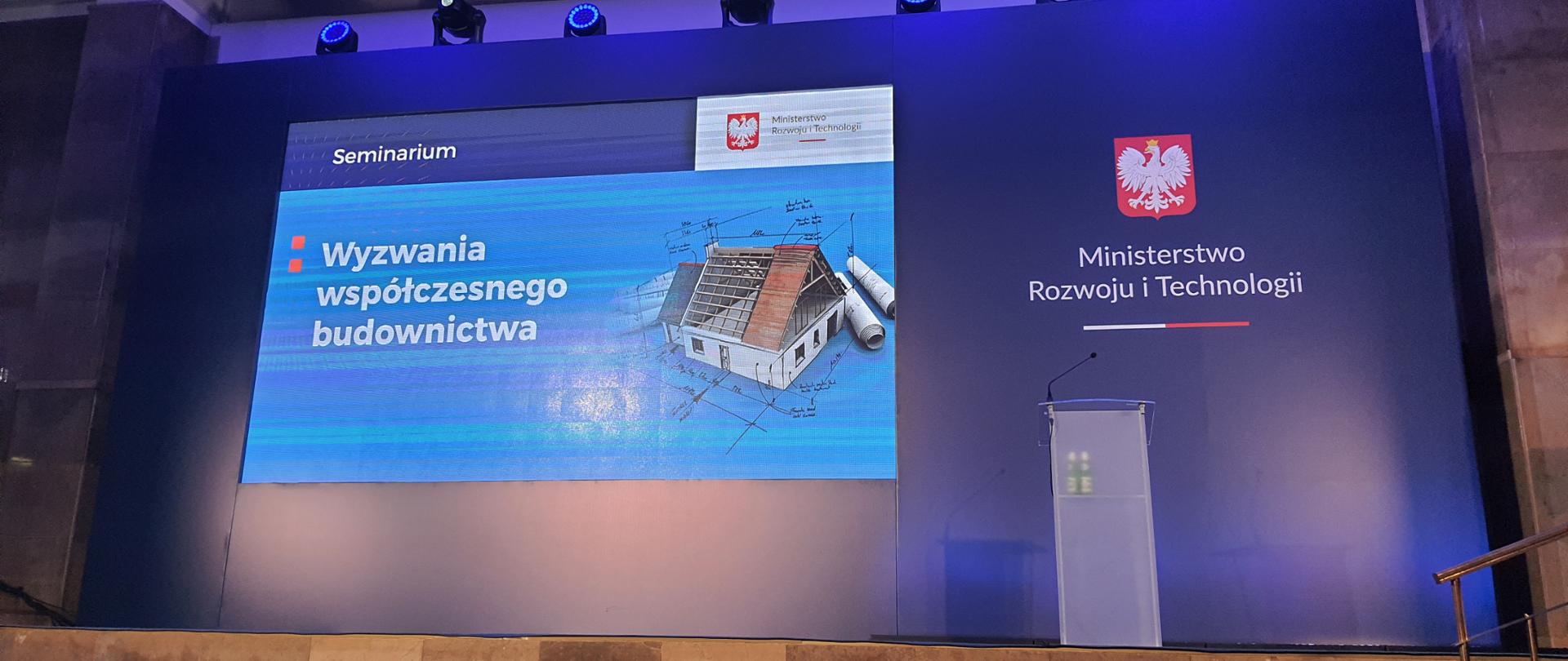 Rozpoczęcie seminarium „Wyzwania współczesnego budownictwa” - widok na tytułowy slajd prezentacji.