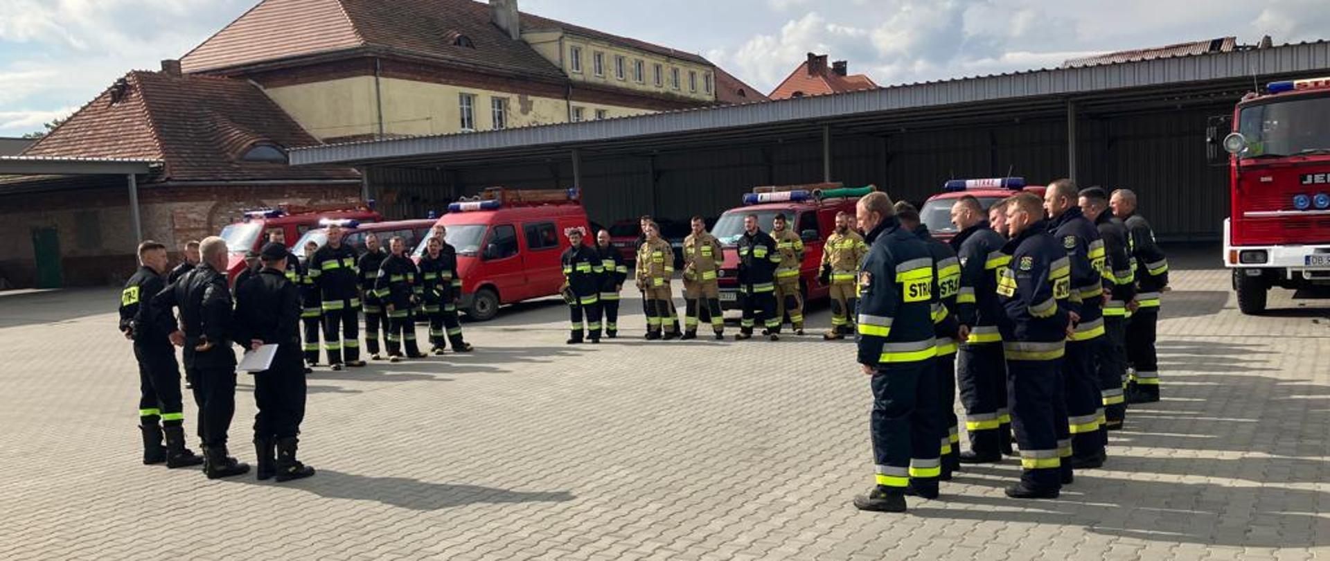 Ćwiczenia "LAS - Dębina 2022" - zdjęcie przedstawia druhów z jednostek OSP na terenie JRG Grodków podczas omawiania ćwiczeń