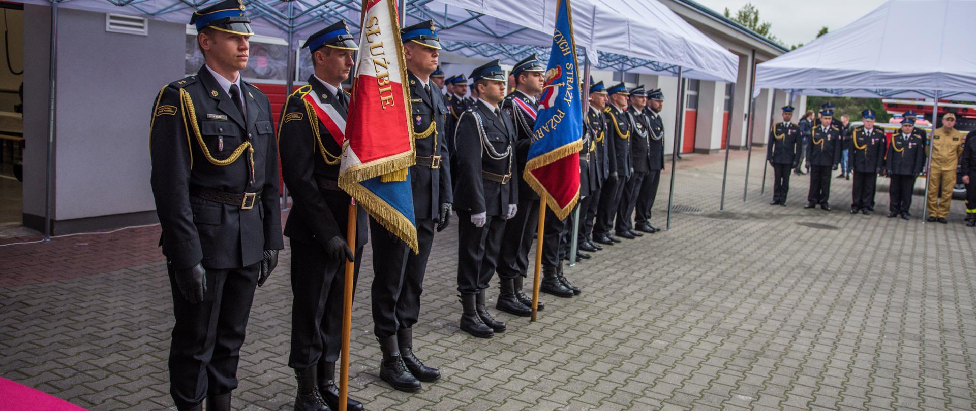 poczty sztandarowe i inni strażacy w czasie uroczystości