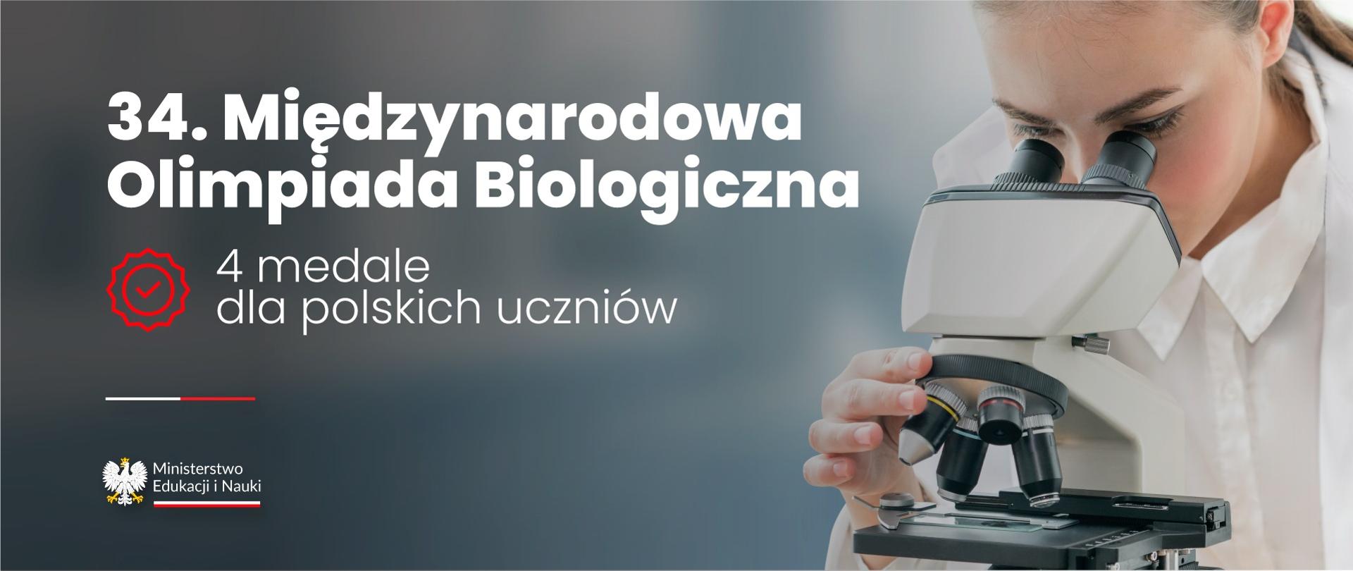 Młoda kobieta w białym fartuchu patrzy przez mikroskop, obok napis 34. Międzynarodowa Olimpiada Biologiczna – 4 medale dla polskich uczniów.