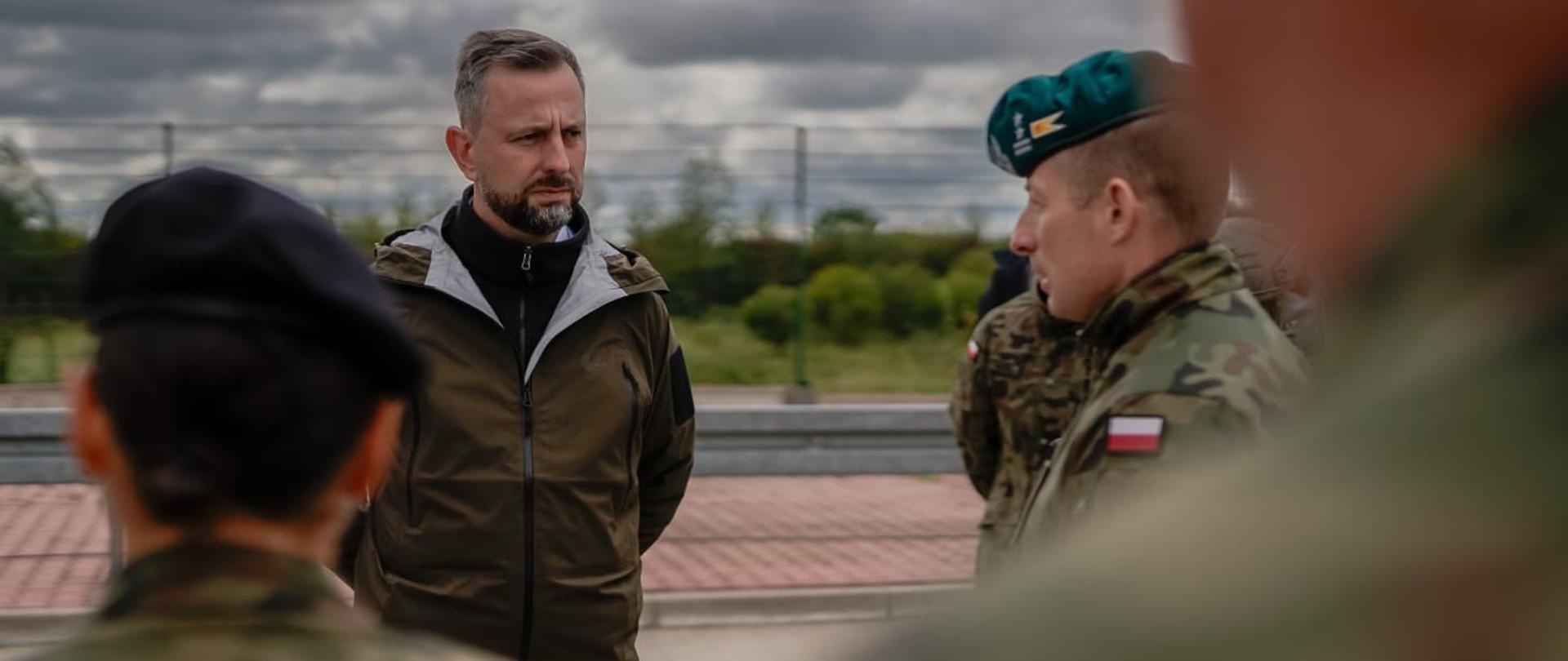 We wtorek, 22 września br., na przejściu granicznym Dorohusk-Jagodzin wicepremier, minister obrony narodowej Władysław Kosiniak-Kamysz oraz minister spraw wewnętrznych i administracji Marcin Kierwiński przedstawili informacje dotyczące współpracy formacji mundurowych w obronie granic. W briefingu uczestniczyli także przedstawiciele kierownictwa Straży Granicznej i Wojska Polskiego.