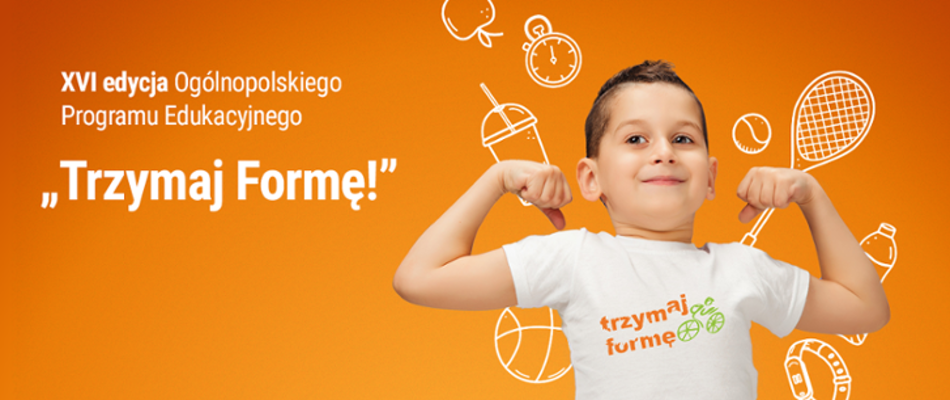Na zdjęciu uśmiechnięty chłopiec z uniesionymi rękami w koszulce z logo programu Trzymaj formę Szesnasta edycja Ogólnopolskiego Programu Edukacyjnego "Trzymaj formę!" 