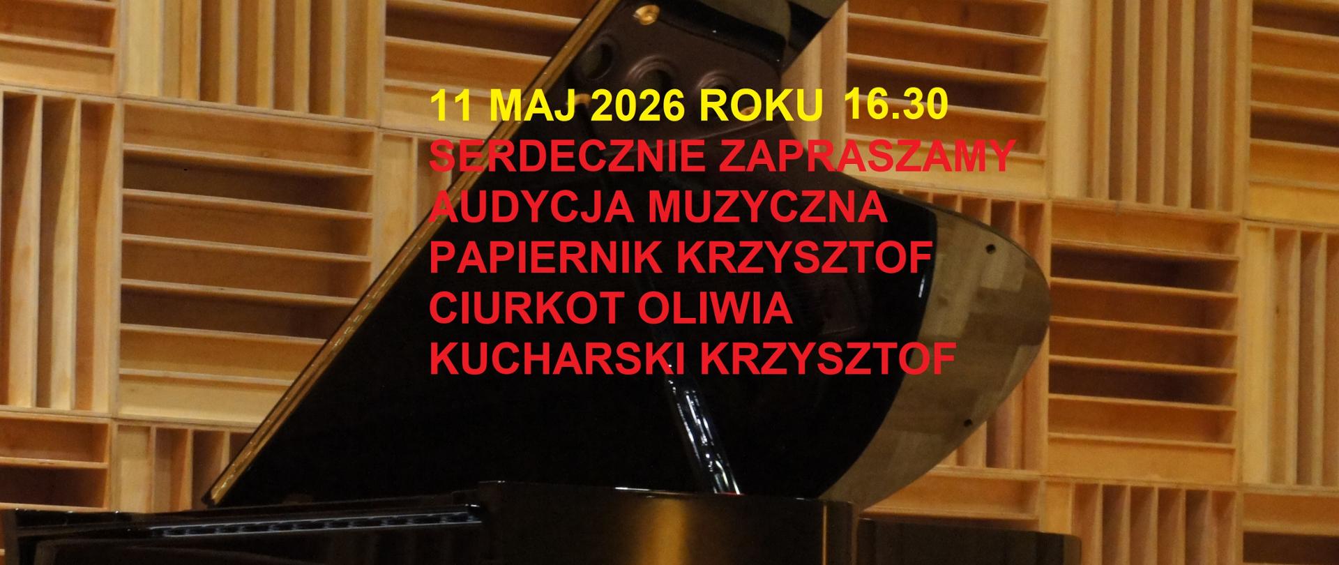 Plakat z wydarzeniem - Audycja Muzyczna uczniów p. Lubow Pendereckiej, która odbędzie się 11 maja 2026r. o godz. 16:30 w auli ZPSM w Dębicy, w tle umieszczono zdjęcie sceny auli szkoły na której stroi instrument muzyczny fortepian wraz z ławą fortepianową