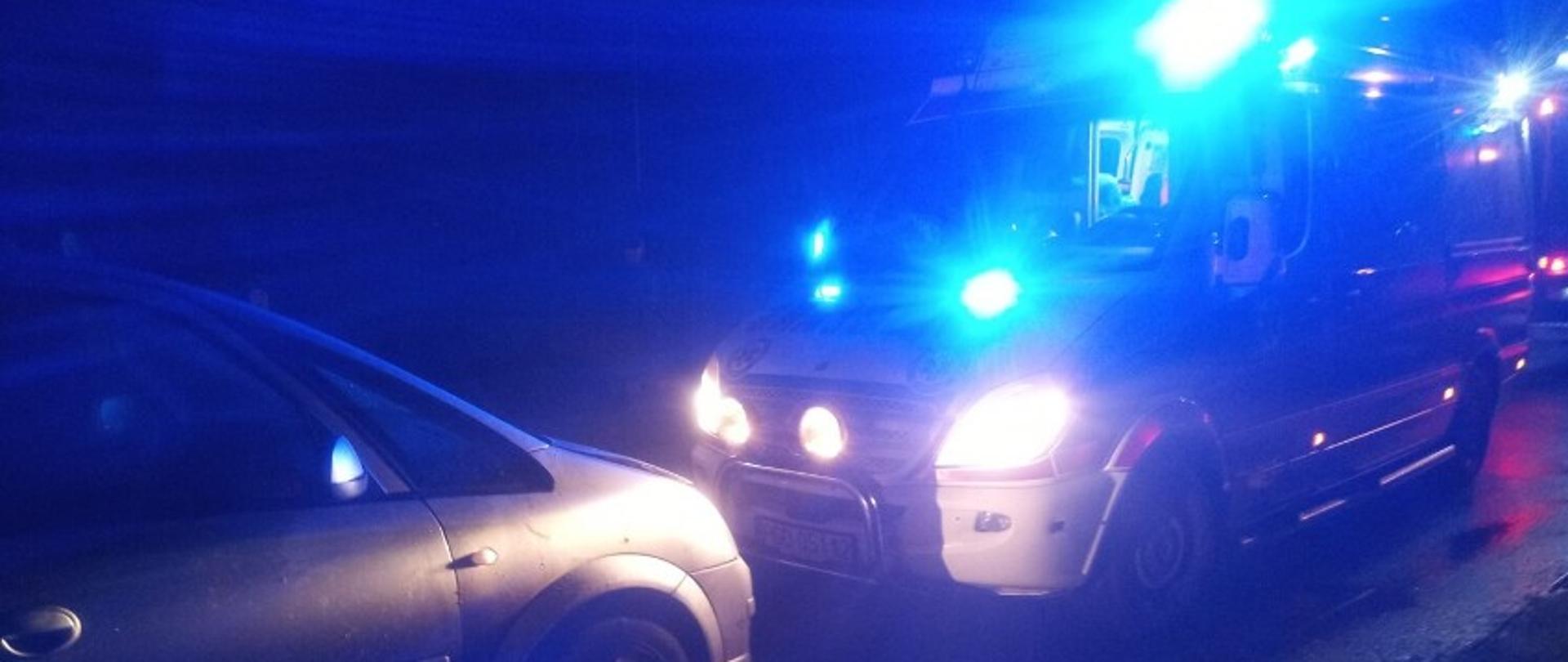 Dwa samochody stoją na drodze