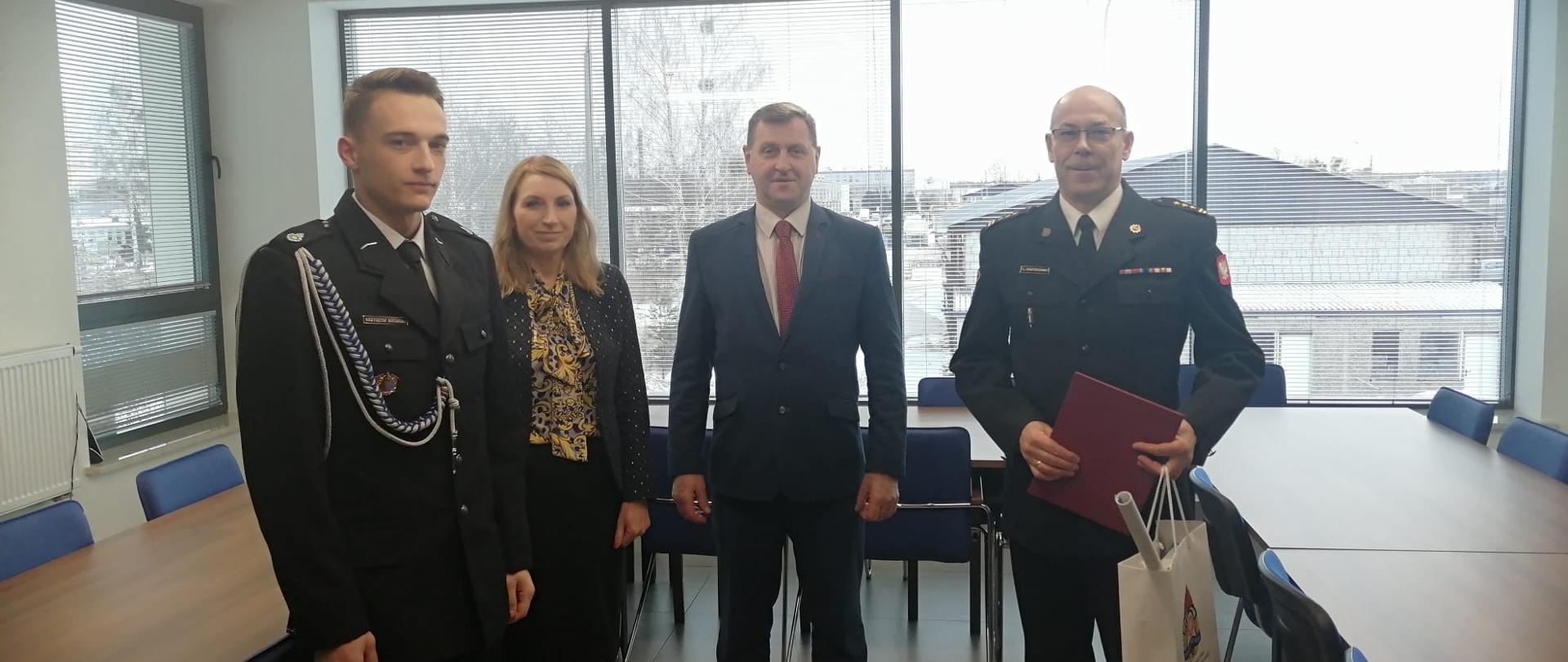 Na zdjęciu widać Komendanta Powiatowego PSP w Augustowie, Zastępcę Wójta Gminy Auugstów , Panią sekretarz gminy oraz druha.
