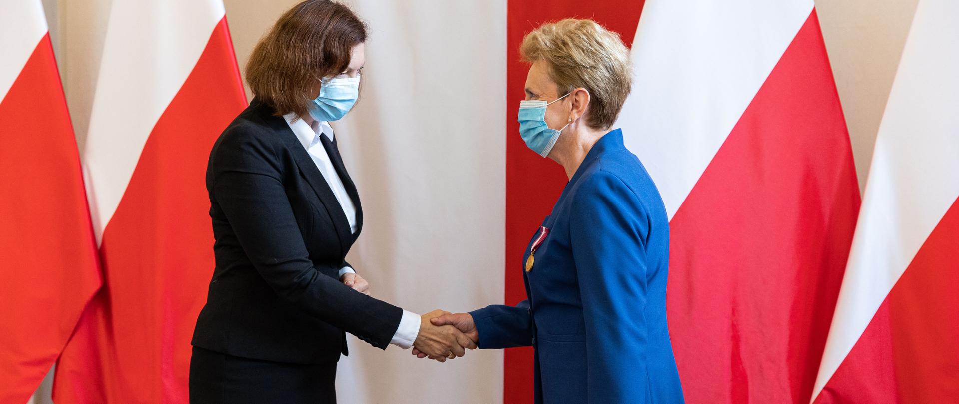 Wojewoda podkarpacki Ewa Leniart wręcza odznaczenie państwowe