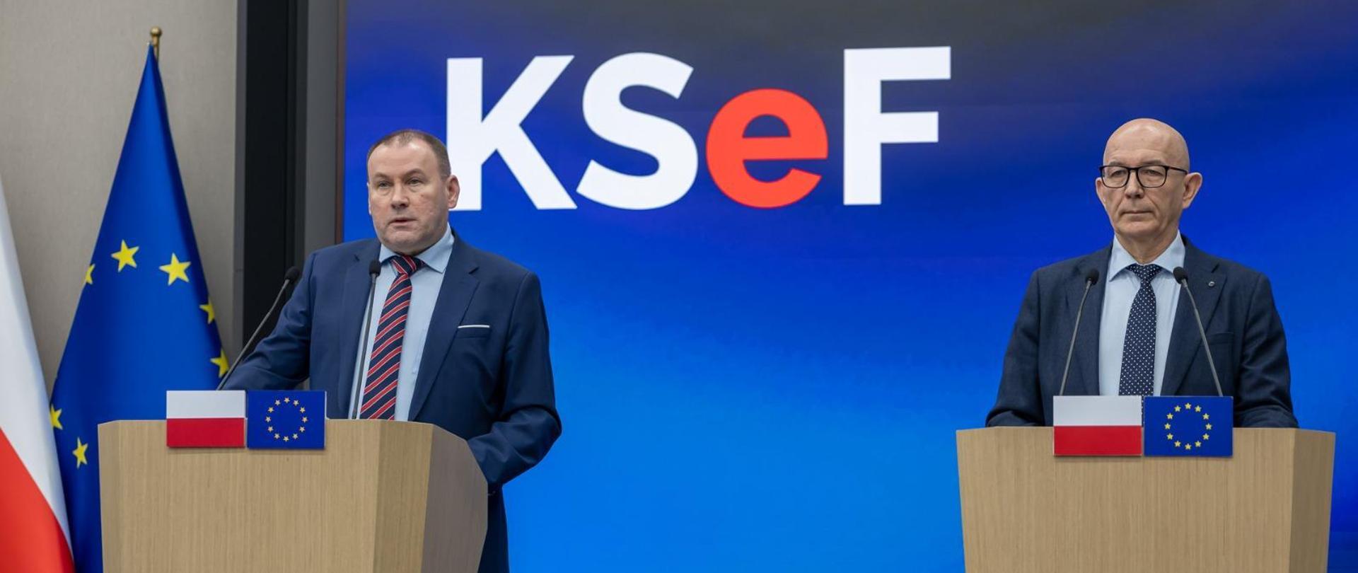 Zbigniew Stawicki, Podsekretarz Stanu w Ministerstwie Finansów oraz Roman Łożyński, Dyrektor Centrum Informatyki Resortu Finansów w tle ekran z logo KSeF