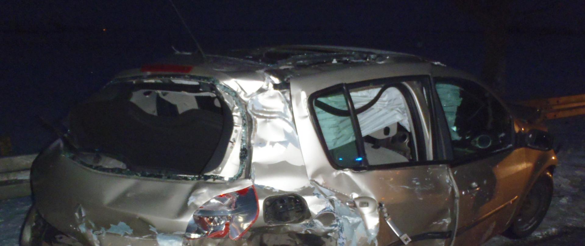 Zniszczony samochód osobowy 