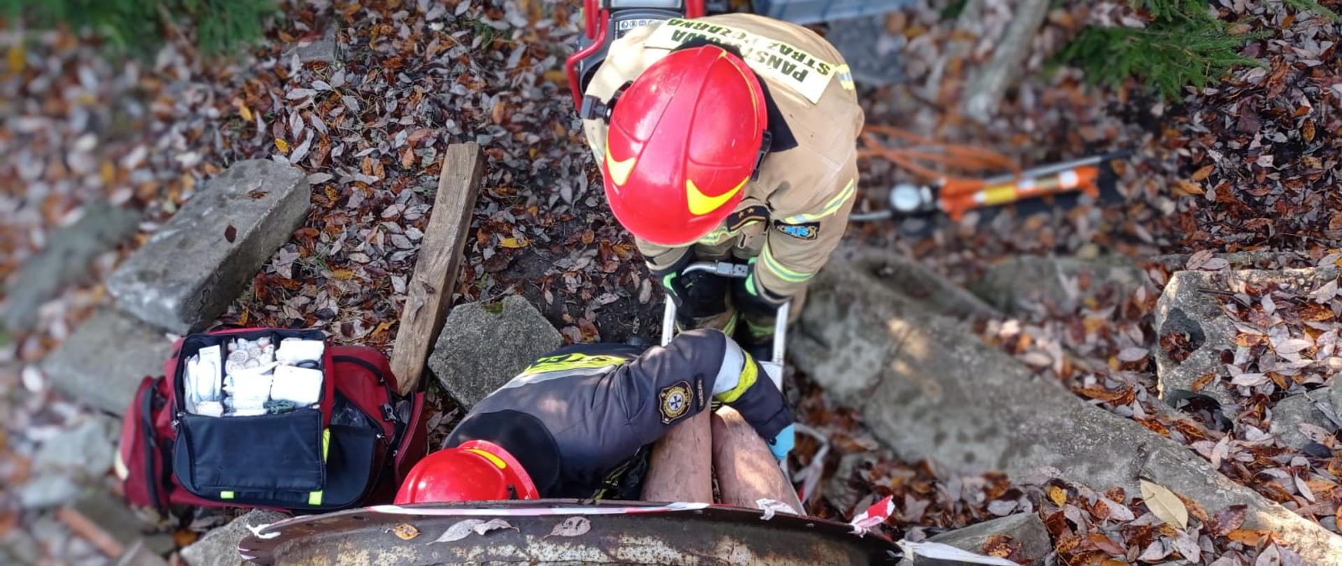 Strażacy ewakuują osobę poszkodowaną