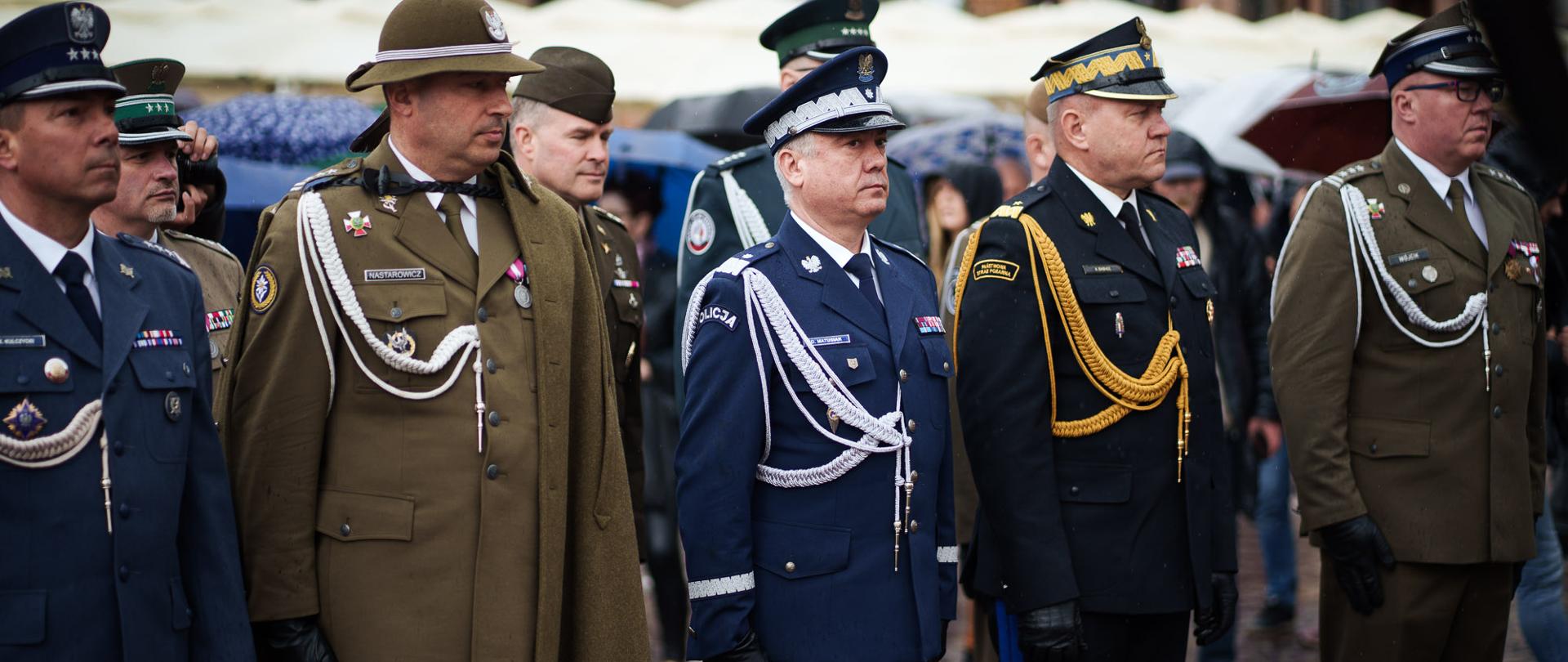 Zdjęcie zrobione na rzeszowskim Rynku podczas wojewódzkich obchodów Święta Konstytucji 3 Maja. Na zdjęciu uczestnicy uroczystości.