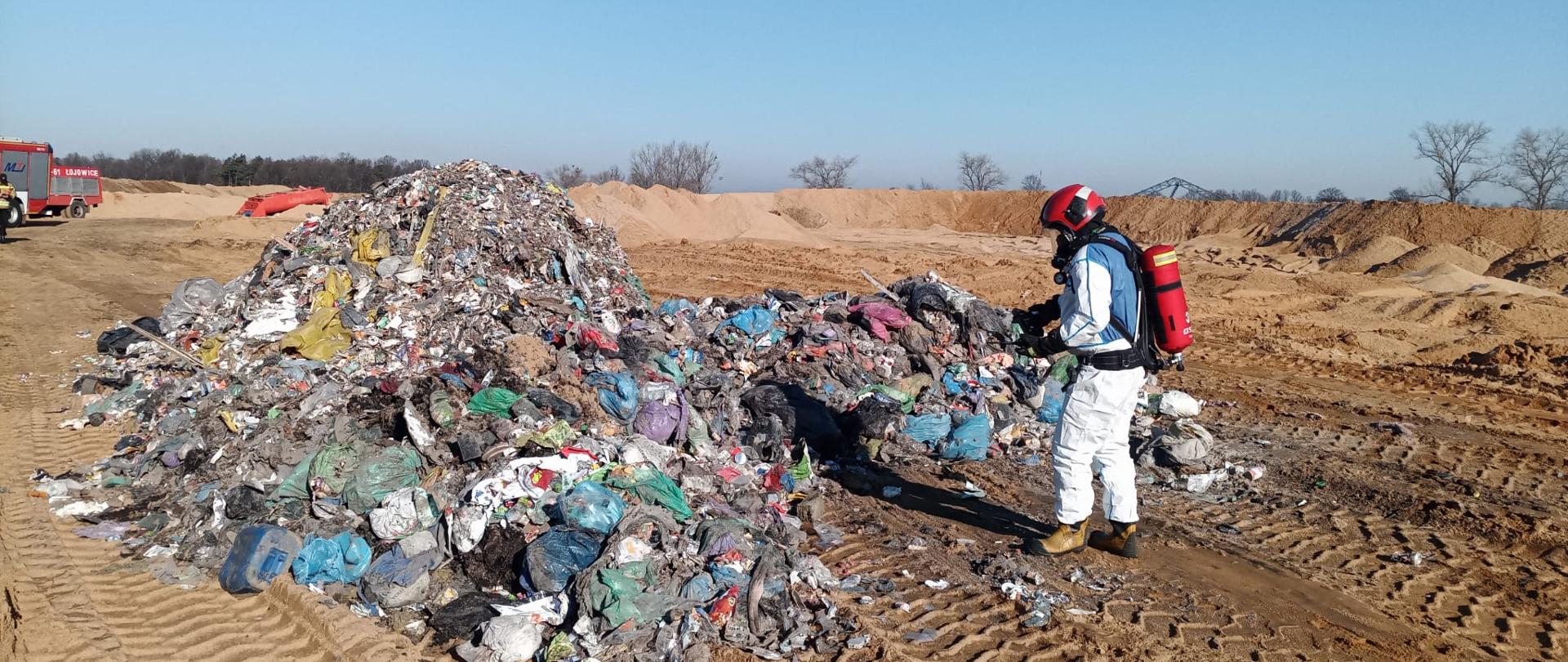 Strażak podczas pomiarów