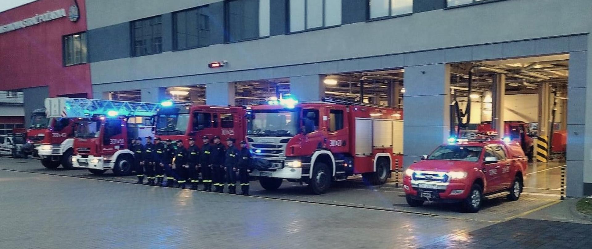 Zdjęcie przedstawia strażaków z jednostki ratowniczo-gaśniczej podczas minuty ciszy w hołdzie zmarłemu funkcjonariuszowi asp. sztab. Janowi Biernatowi KP PSP ze Skierniewic.