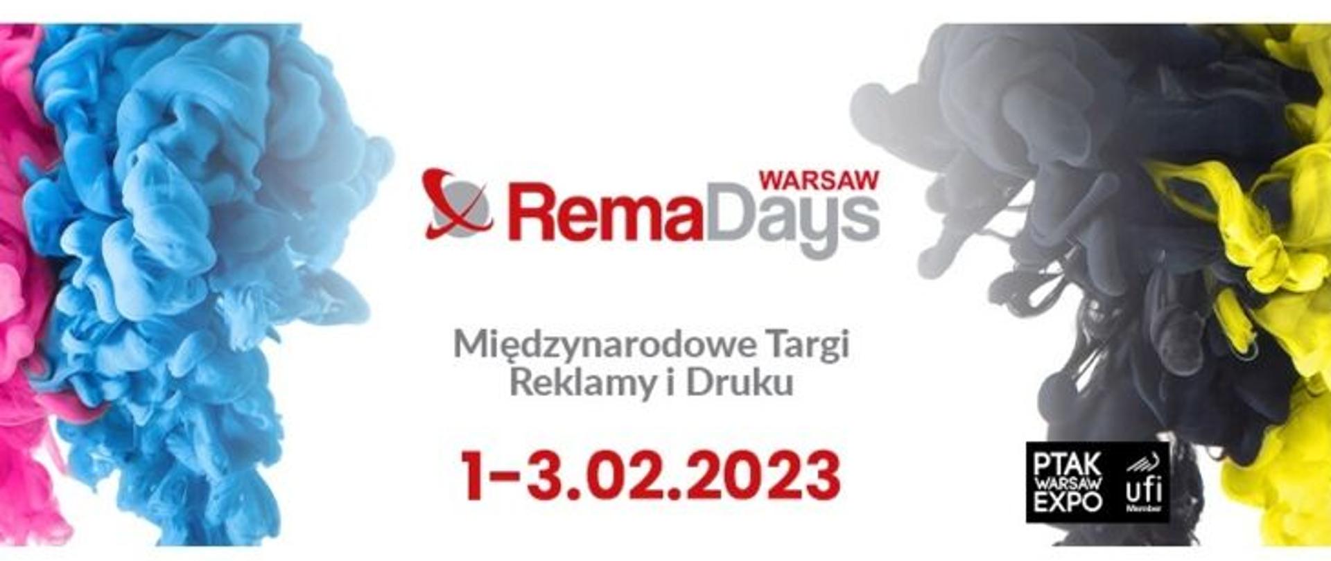 Tło grafiki w kolorze białym. Po lewej stronie efekt dymu w kolorze różowym i niebieskim. Po prawej stronie efekt dymu w kolorze ciemno szarym i żółtym.
Centralnie logotyp: szara kula z otaczającymi ją dwoma czerwonymi obręczami oraz tekst kolorze czerwonym i szarym: Warsaw Rema Days. Międzynarodowe Targi Reklamy i druku, 1-3.02.2023. W lewym dolnym rogu logotyp: czarny prostokąt z białym napisem PTAK WARSAW EXPO