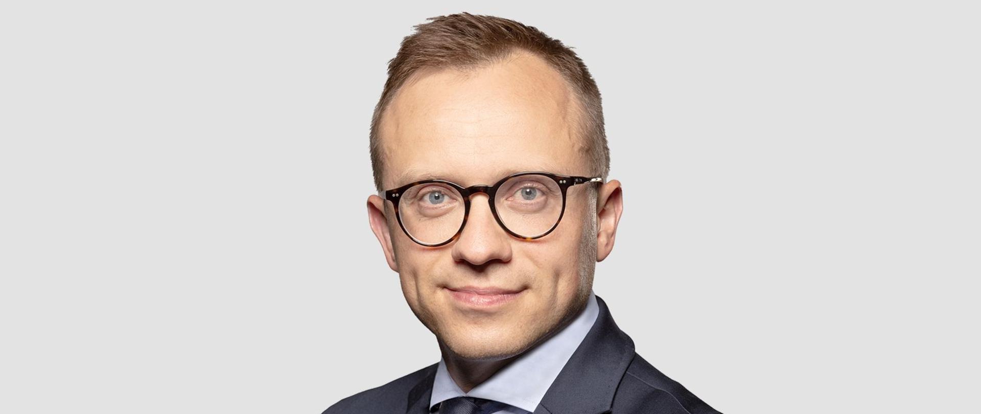 Min. Artur Soboń z bliska na jasnym tle