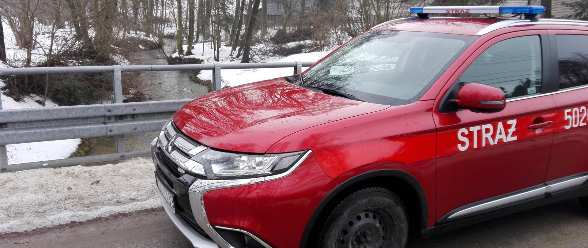 Samochód pozarniczy w tle ciek wodny