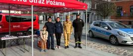 Na zdjęciu osoby odpowiedzialne za przygotowanie stoiska na piknik rodzinny funkcjonariusze KP PSP w Pucku, Funkcjonariuszka KPP w Pucku, oraz pracownik Urzędu Miasta w Pucku. 