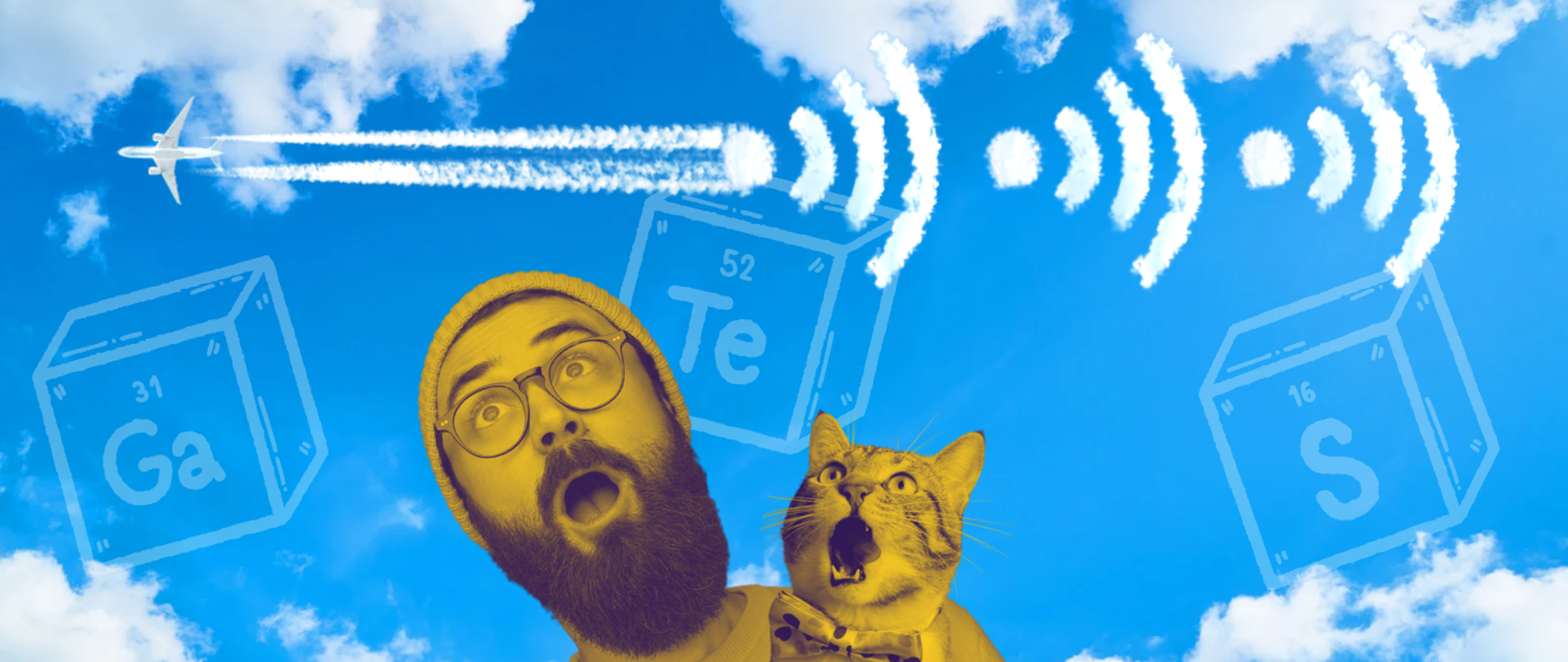 Na błękitnym niebie widać samolot pasażerski, który pozostawia za sobą smugi układające się w symbol Wi-Fi. Na niebie widać też sześciany z symbolami pierwiastków chemicznych: GA, Te i S. Na pierwszym planie mężczyzna w okularach i czapce oraz kot patrzą w niebo z otwartymi ustami i wyrazem zadziwienia na twarzach.