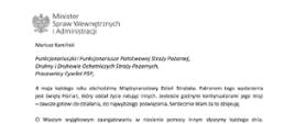 Orzeł‚ w koronie i napis Minister Spraw Wewnętrznych i Administracji
poniżej tekst.
Mariusz Kamiński
Funkcjonariuszki i Funkcjonariusze Państwowej Straży Pożarnej, Druhny i Druhowie Ochotniczych Straży Pożarnych,
Pracownicy Cywilni PSP,
4 maja każdego roku obchodzimy Międzynarodowy Dzień Strażaka. Patronem tego wydarzenia jest święty Florian, który oddał życie ratując innych. Jesteście godnymi kontynuatorami jego misji - zawsze gotowi do działania do najwyższego poświęcenia. Serdecznie Wam za to dziękuję.
O Waszym wyjątkowym zaangażowaniu w niesienie pomocy innym słyszymy każdego dnia. Jest ono widoczne szczególnie teraz, kiedy za naszą wschodnią granicą trwa wojna. W tym trudnym czasie dla Ukrainy Krajowe Centrum Koordynacji Ratownictwa KG PSP stało się koordynatorem dla straży pożarnych z całego świata, które przekazują sprzęt pożarniczy ukraińskim strażakom. Od czasu wybuchu wojny za nasz wschodnią granicą koordynujecie również pomoc udzielaną uchodźcom z Ukrainy na dworcach kolejowych i autobusowych we wszystkich miastach wojewódzkich w Polsce. Bez wytężonej pracy strażaków nie byłoby możliwe także sprawne funkcjonowanie punktów recepcyjnych. Te wszystkie działania to nie tylko Wasza codzienna praca, ale i wspaniałe świadectwo solidarności z obywatelami Ukrainy.
Międzynarodowy Dzień Strażaka to okazja nie tylko do podziękowań, ale także podkreślenia roli Waszej służby w funkcjonowaniu państwa. Zapewniam, że zarówno Państwowa Straż Pożarna, jak i Ochotnicze Straże Pożarne zawsze mogą liczyć na wsparcie ze strony MSWiA. Warto przypomnieć o zmianach, które wprowadziliśmy w ramach Ustawy o Ochotniczych Strażach Pożarnych, o co od dawna zabiegało środowisko OSP. Najważniejszą z nich jest coroczne waloryzowanie świadczenia ratowniczego będącego dodatkiem do emerytury. Wydanych zostało już ponad 30 tys. decyzji o przyznaniu tego dodatku emerytowanym strażakom OSP. Ponadto Państwowa Straż Pożarna została ujęta w nowym programie modernizacji służb mundurowych na lata 2022-2025. To przykłady działań dzięki którym możemy dodatkowo wesprzeć Waszą codzienną niezwykle wymagającą służbę.
Wszystkim Funkcjonariuszkom i Funkcjonariuszom PSP, Druhnom i Druhom OSP oraz Pracownikom Cywilnym PSP z okazji Waszego święta składam życzenia wszelkiej pomyślności oraz wielu sukcesów zarówno w życiu prywatnym, jak i zawodowym. Serdecznie dziękuję za dotychczasowe działania podejmowane na rzecz zapewnienia bezpieczeństwa obywatelom. Niech Wasza służba będzie zawsze źródłem satysfakcji oraz społecznego uznania.
Z wyrazami szacunku
Mariusz Kamiński
Minister Spraw Wewnętrznych i Administracji
i podpis
