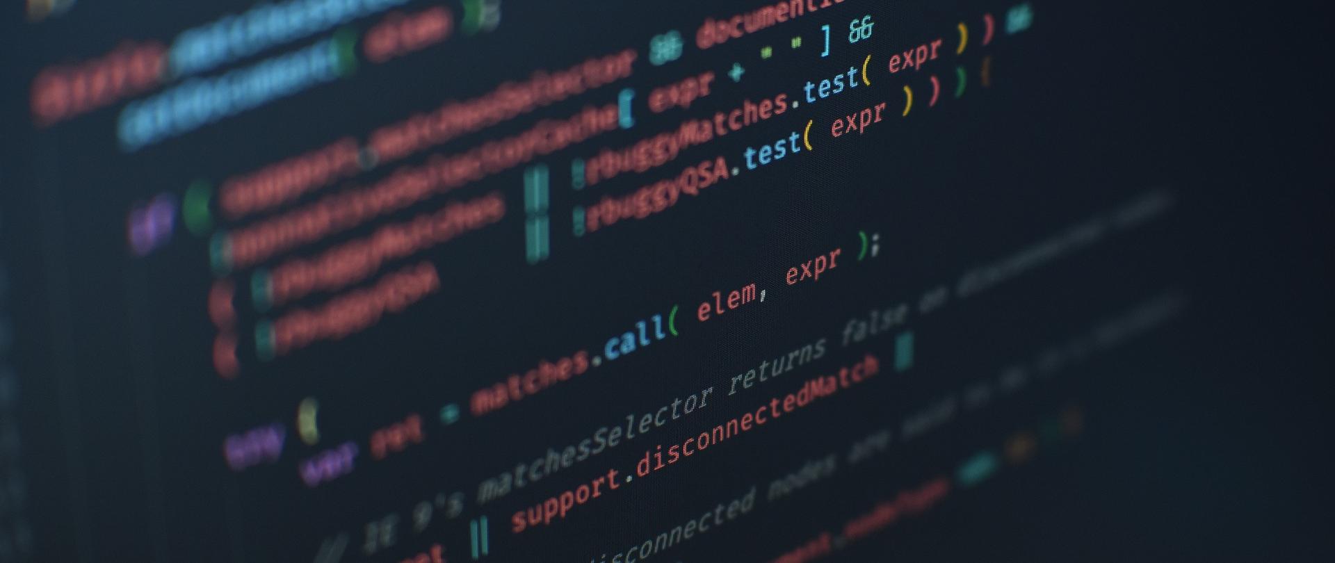 Czarny ekran komputera z fragmentem kodu.