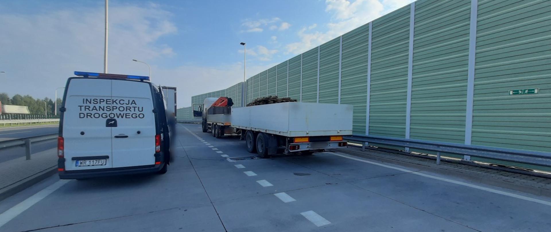 Miejsce kontroli za ciężkiego i za długiego zespołu pojazdów, zatrzymanego na ekspresowej „siódemce” koło Szydłowca przez patrol mazowieckiej Inspekcji Transportu Drogowego.