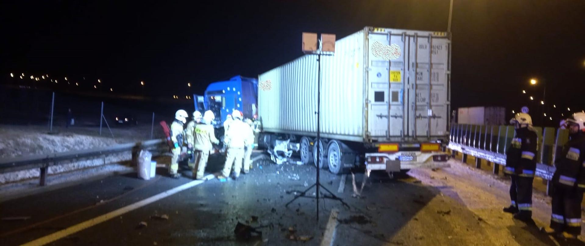 Strażacy oświetlają miejsce zdarzenia oraz neutralizują wycieki.