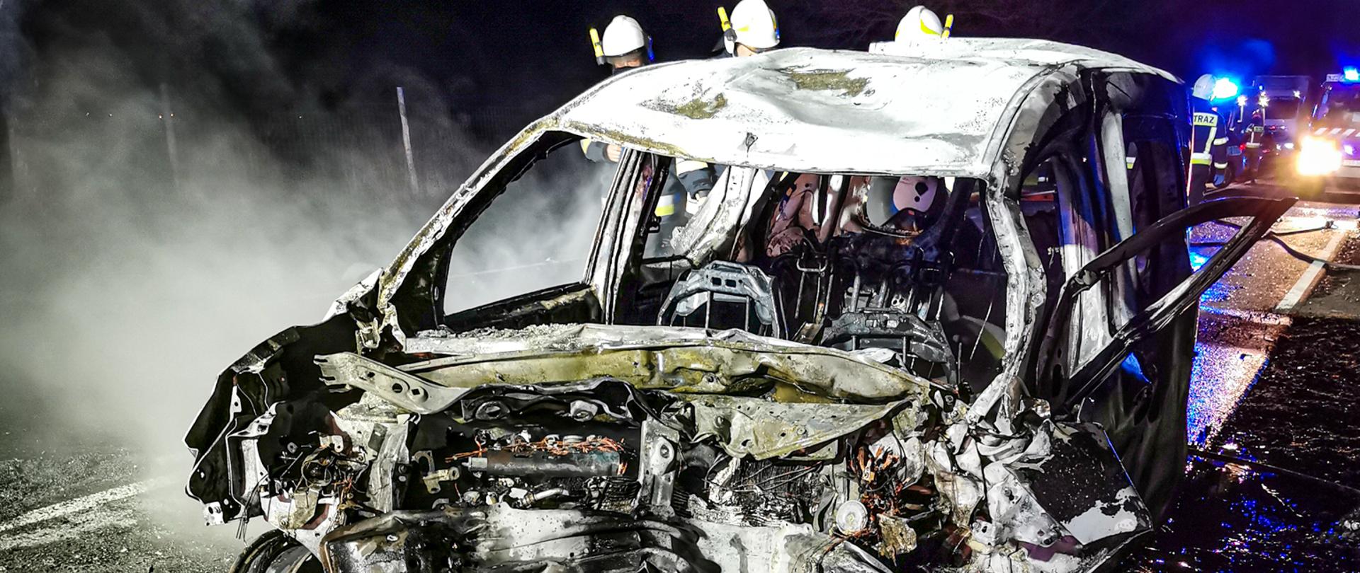 Na zdjęciu znajduje się biały spalony samochód