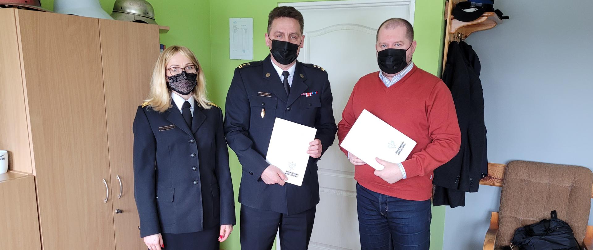 Komendant Powiatowy PSP w Nakle n/Not. bryg. S. Murawski z główną księgową oraz przedstawicielem firmy w trakcie podpisania umowy.