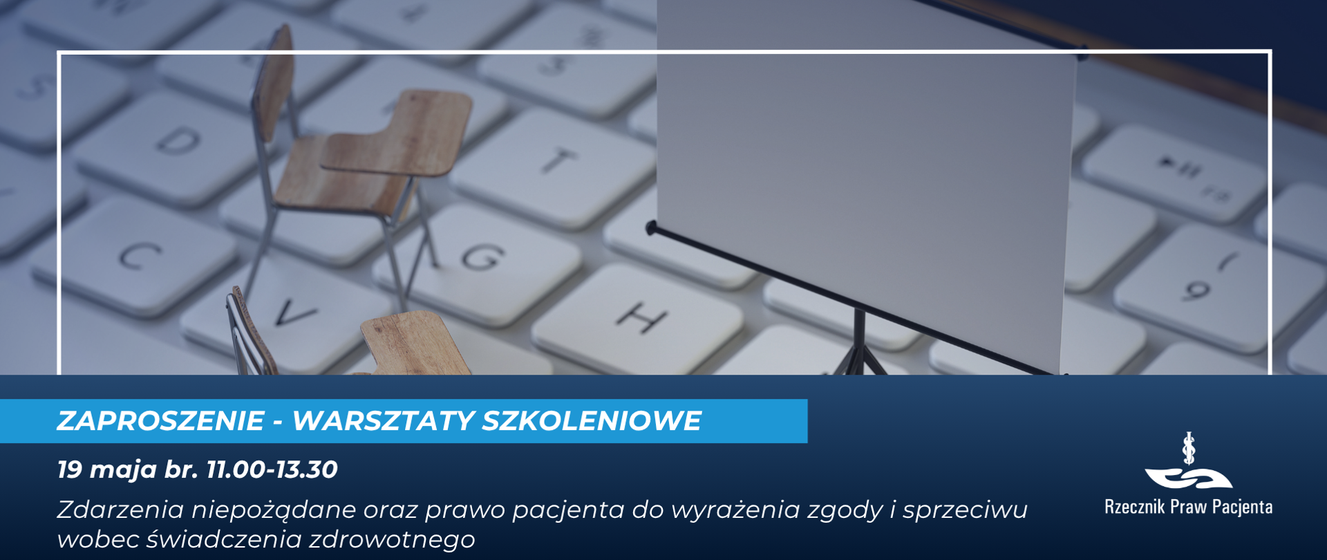 Na klawiaturze miniatura flipczartu oraz krzeseł z podstawką do pisania 