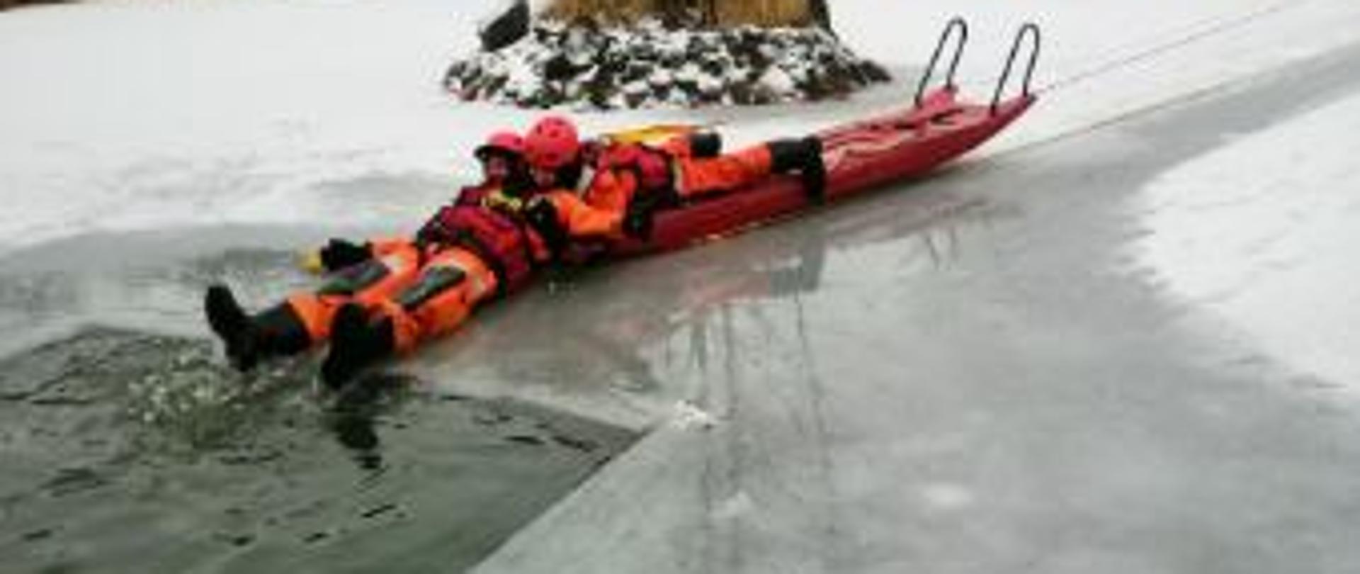 Ćwiczenia wysokomazowieckich strażaków na lodzie
