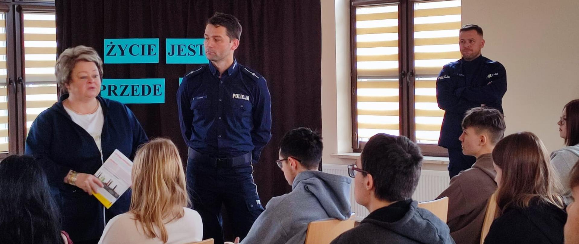 ŻYCIE JEST PRZEDE MNĄ 