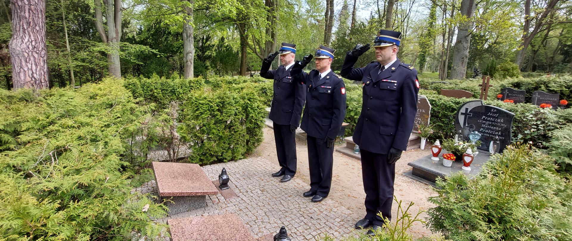Hołd dla zmarłych strażaków