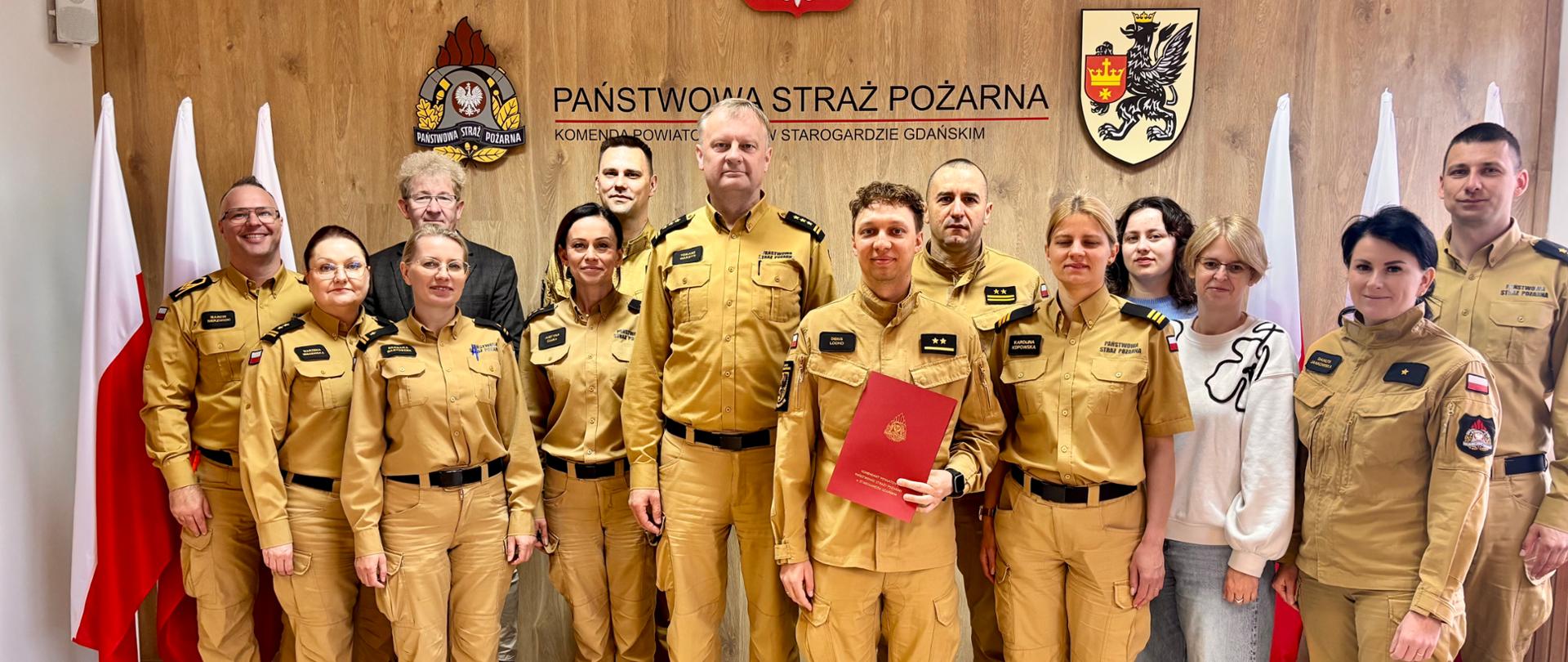 Pamiątkowe zdjęcie z pracownikami Komendy