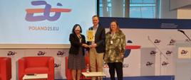 Przekazanie symbolicznego proporca PCC przez Głównego Geodetę Kraju Alicję Kulkę przedstawicielom Danii przejmującym prezydencję
