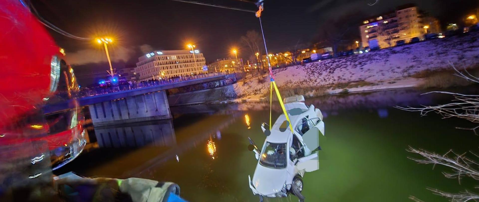 Samochód osobowy wpadł do rzeki