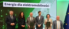 Podpisanie 6 umów dot. budowy i rozbudowy sieci elektroenergetycznych na potrzeby zasilania ogólnodostępnych stacji ładowania dużych mocy w siedzibie NFOŚiGW z przedstawicielami zarządów ENEA Operator, Energa-Operator, PGE Dystrybucja i TAURON Dystrybucja. 